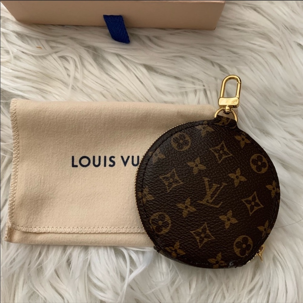 LOUIS VUITTON ROUND COIN PURSE WITH KEY CHAIN